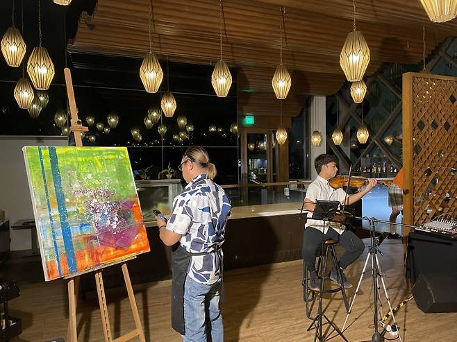 크림슨리조트 레스토랑의 예술인들.  /사진= 강예신 여행+ 기자