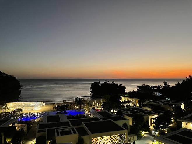 크림슨리조트 레스토랑 테라스에서 감상한 일몰.  /사진= 강예신 여행+ 기자