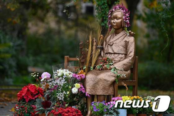 독일 베를린시 미테구에 설치돼 있는 일본군 위안부 피해자를 상징하는 '평화의 소녀상' /AFP=뉴스1