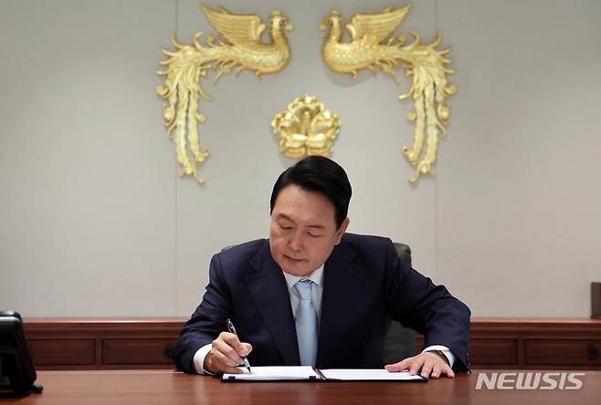 [서울=뉴시스] 전신 기자 = 윤석열 대통령이 지난 10일 새로 마련된 서울 용산 대통령 집무실에서 업무를 보고 있다. 2022.05.10. photo1006@newsis.com