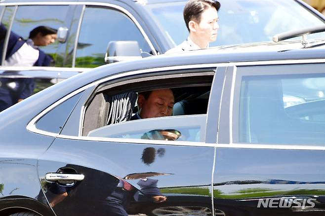 [서울=뉴시스] 전진환 기자 = 윤석열 대통령이 10일 국회에서 열린 제20대 대통령 취임식을 마치고 용산 대통령집무실로 향하는 차량에서 잠시 눈을 감고 있다. (공동취재사진) 2022.05.10.  photo@newsis.com