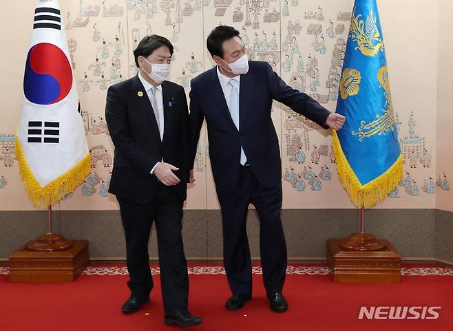 [서울=뉴시스] 홍효식 기자 = 윤석열 대통령이 10일 오후 용산 대통령실 집무실 앞에서 일본의 하야시 요시마사 외무상과 악수한 뒤 접견실로 향하고 있다. 2022.05.10. yesphoto@newsis.com