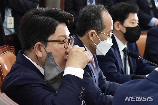 [서울=뉴시스] 김선웅 기자 = 권성동 국민의힘 원내대표가 11일 서울 여의도 국회 본관 225호에서 열린 2022년 제2차 코로나19 손실 보상을 위한 추가경정(추경) 예산안 당정협의에 참석, 목을 축이고 있다.이날 당정은 새로 출범한 윤석열 정부와 국민의힘의 첫 당정 협의로 국민의힘에서는 권성동 원내대표와 송언석 원내수석부대표, 류성걸 국회 예결위원회 국민의힘 간사가 정부에선 추경호 경제부총리 겸 기획재정부 장관 등이 참석, 추경안 논의를 진행했다.정부는 오는 12일 제2차 추경안 의결을 위한 임시 국무회의를 개최할 예정이며, 동일 오후 추 부총리 주재의 관계 장관 합동브리핑을 열어 2차 추경안을 발표할 것으로 알려졌다. (공동취재사진) 2022.05.11. photo@newsis.com