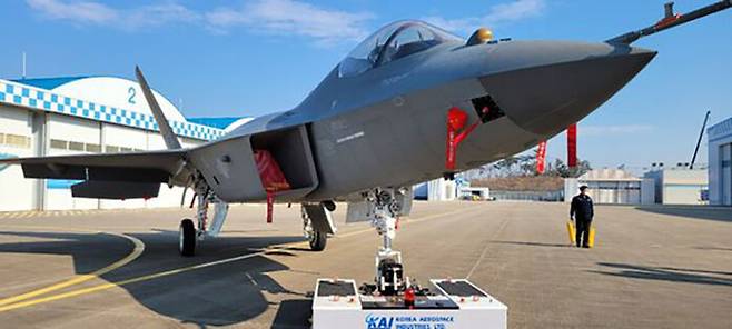 조립, 도색이 끝나 격납고 밖으로 옮겨진 KF-21 시제기