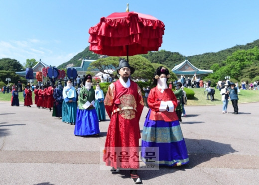 - 윤석열 정부 출범과 함께 10일 전면 개방된 청와대에서 왕가의 산책 기념 행사가 열리고 있다.정연호 기자