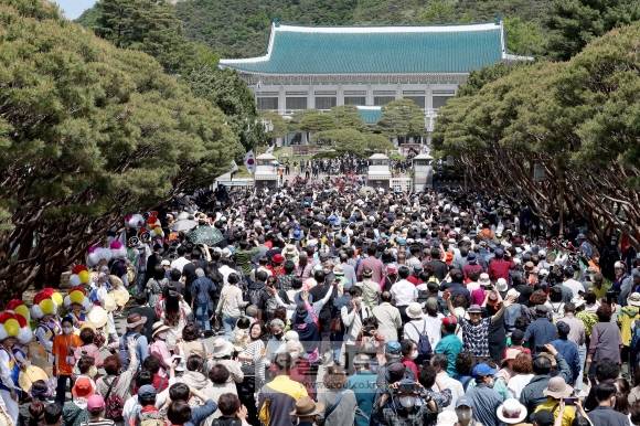 “청와대 들어왔어요” - 윤석열 대통령 취임일인 10일 오전 서울 종로구 청와대가 74년 만에 처음 개방되면서 시민들이 줄지어 경내로 들어서고 있다. 이날 하루 동안 사전 신청을 통해 2만 6000여명이 청와대를 관람했고, 뒤편 북악산 등산로도 동시에 열리면서 수많은 시민들이 산행을 즐겼다.정연호 기자