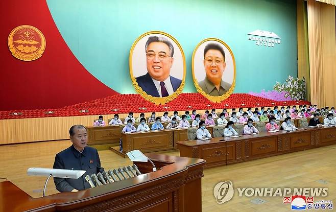 북한 회의장에 걸린 김일성 김정일 초상화 (평양 조선중앙통신=연합뉴스) 2021년 6월 20일 열린 북한 노동당 외곽조직 '사회주의여성동맹' 제7차 대회에서 대회장 전면에 걸린 김일성 주석과 김정일 국방위원장의 초상화. 
    [국내에서만 사용가능. 재배포 금지. For Use Only in the Republic of Korea. No Redistribution] nkphoto@yna.co.kr