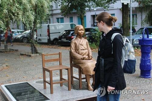 베를린 거리에 설치된 소녀상을 바라보는 시민 [연합뉴스 자료사진]