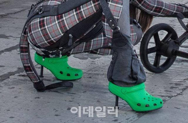 ▲발렌시아가 크록스 마담 여성용 뮬. (사진=발렌시아가)