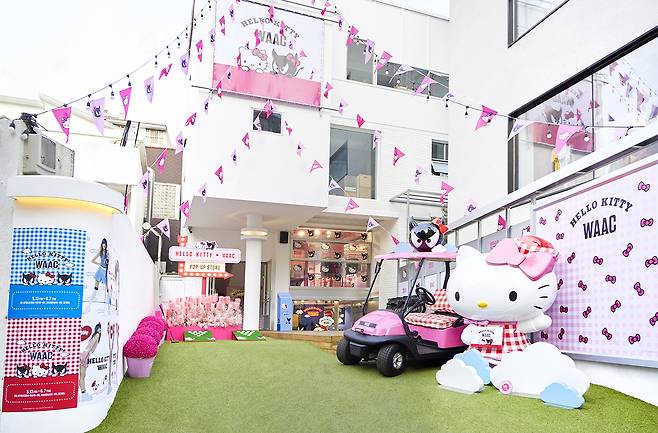 왁(WAAC)은 '헬로 키티'와의 협업을 기념해 팝업 스토어 '헬로키티 바이 왁'을 13일부터 다음달 7일까지 서울 강남구 신사동 가로수길에서 운영한다고 12일 밝혔다. (코오롱FnC 제공)© 뉴스1