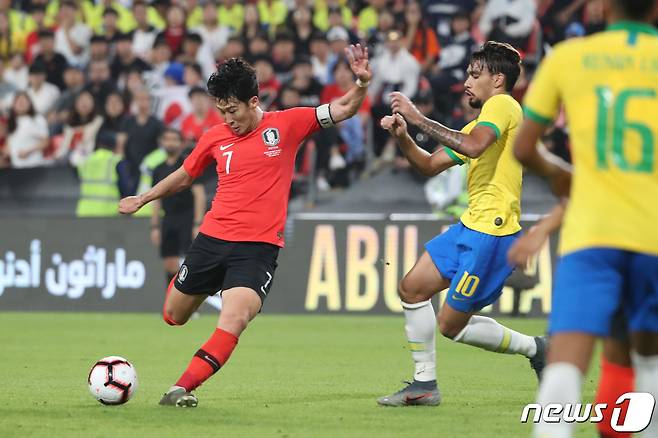 대한민국 축구대표팀 손흥민이 19일 오후(현지시간) 아랍에미리트 아부다비 모하메드 빈 자예드 스타디움에서 열린 브라질과의 평가전에서 상대문전을 향해 슛을 하고 있다. 2019.11.20/뉴스1 © News1 이광호 기자