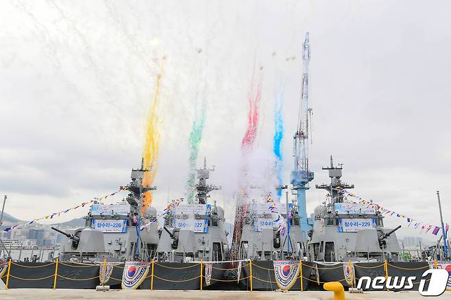 12일 오후 부산 HJ중공업 영도 조선소에서 해군 고속정 4척의 진수식이 거행되고 있다.(해군 제공)© 뉴스1