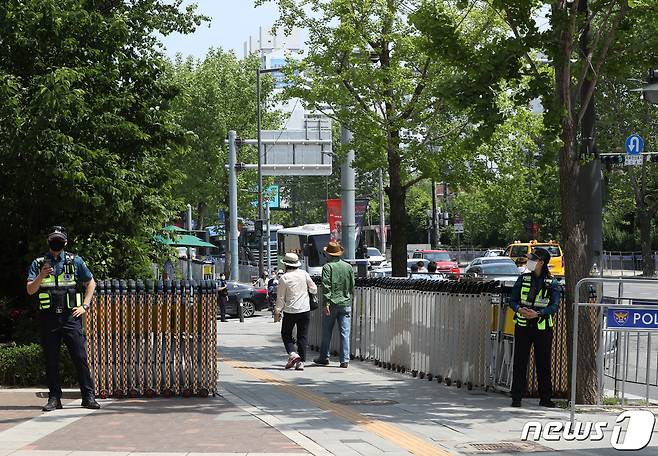 12일 오후 서울 용산구 이촌역 인근 대통령실 출입구(미군기지 13번 게이트)에 바리케이드가 설치되어 있다. 용산 대통령 집무실은 '관저'로 단정하기 어렵다는 서울행정법원의 판단으로 집무실 100m 이내 구간의 집회와 행진이 허용됐다. 다만 경호 문제와 차량 정체를 고려해 한 장소에 계속 머무는 것은 금지했다. 2022.5.12/뉴스1 © News1 신웅수 기자