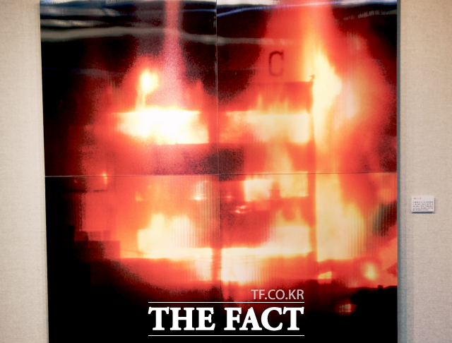 '데모 소식을 방송하지 않는다' 고 화가 난 시위대가 방화한 광주 MBC 방송국이 화염에 쌓여있다./ 전시물 캡처