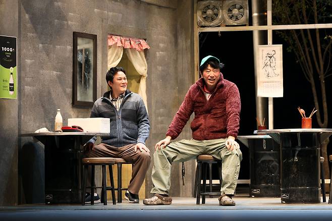 연극 '돌아온다'에서 식당 주인(강성진)과 청년(김수로). 2015년 서울연극제에서 초연해 우수상과 연출상을 받은 작품이다. /예술의전당