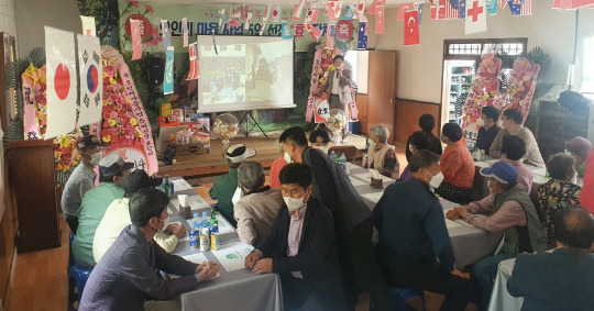 공주시 의당면(면장 김영기)은 의당면새마을회(회장 김도환, 배순옥) 주관으로 관내 마을 어르신을 모시고 경로잔치를 열어 이웃 나눔 봉사활동에 앞장서고 있다. 사진=의당면 제공