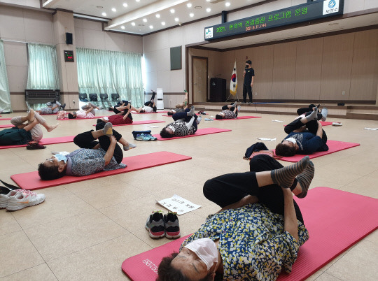 괴산군 보건소는 새로운 일상회복과 지역주민들의 건강한 삶을 돕기 위해 '한의약 건강증진 프로그램'을 운영한다.           사진=괴산군 제공