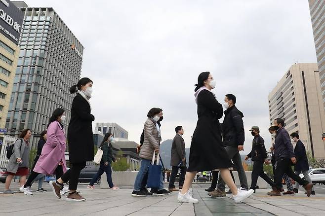 서울 종로구 광화문 네거리에 시민들이 발걸음을 옮기고 있다. ⓒ데일리안 류영주 기자