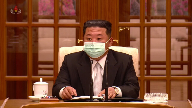 북한 <조선중앙TV>는 12일 코로나 확진자 발생과 관련해 열린 노동당 정치국 회의에서 김정은 국무위원장이 마스크를 착용한 모습을 공개했다. 김 위원장이 마스크를 착용한 모습이 공개된 것은 이번이 처음이다. 연합뉴스