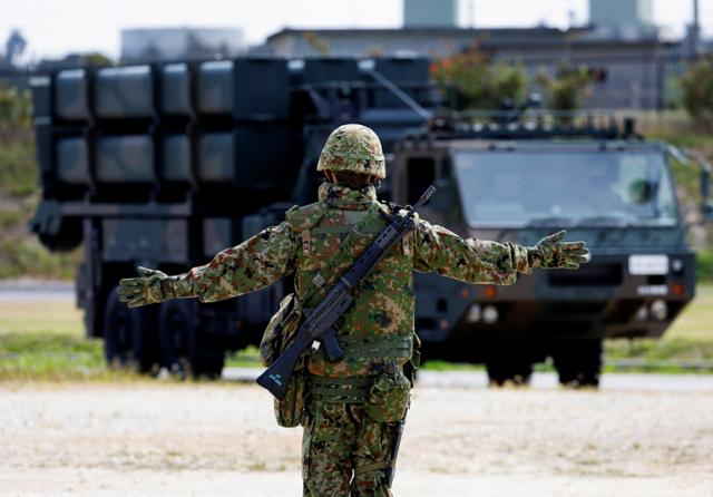 일본 육상자위대 소속 대원이 지난달 21일 일본 오키나와현 미야코 기지에서 대함미사일 부대와 함께 군사훈련을 하고 있다. 미야코지마=로이터 연합뉴스