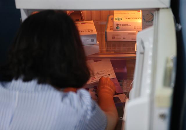 11일 서울의 한 병원에서 직원이 냉장고에 보관 중인 코로나19 백신을 살펴보고 있다. 뉴스1