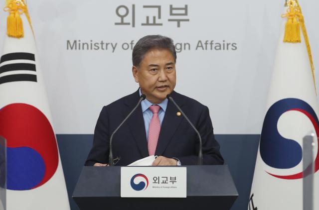 박진 신임 외교부 장관이 12일 서울 도렴동 외교부 청사에서 취임식을 마친 뒤 기자회견을 하고 있다. 뉴시스
