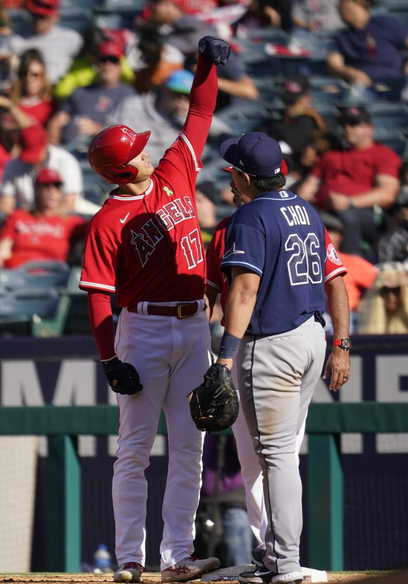 MLB 탬파베이에서 뛰고 있는 최지만(오른쪽)이 12일(한국시간) 열린 LA 에인절스와 원정 경기 도중 안타로 1루에 출루한 오타니 쇼헤이와 이야기를 나누고 있다. [사진=뉴시스]