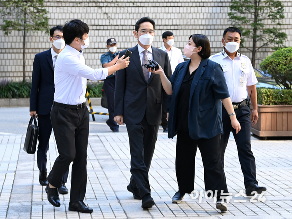 '삼성 부당합병' 의혹을 받고 있는 서울중앙지방법원에서 열린 공판에 출석하고 있는 모습.  [사진=김성진 기자]