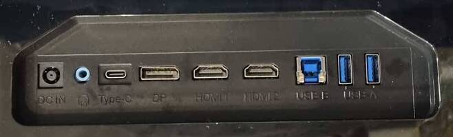 USB 타입-C를 비롯한 다양한 포트를 갖춘 후면 인터페이스