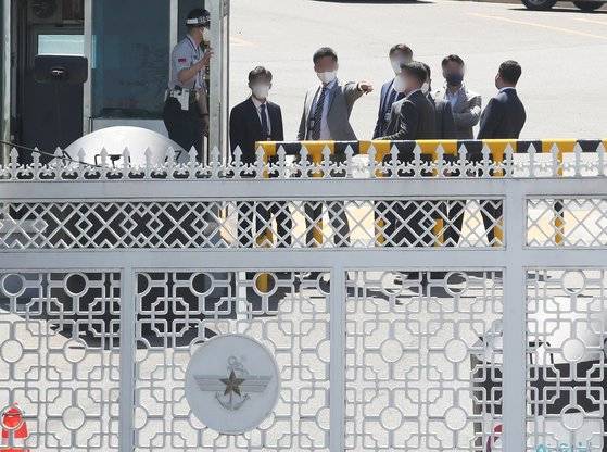 제20대 대통령 취임을 하루 앞둔 9일 대통령 집무실이 들어설 서울 용산구 국방부 청사 입구에서 대통령 집무실 이전 관련 관계자들이 출입문 방향을 확인하고 있다. 뉴스1