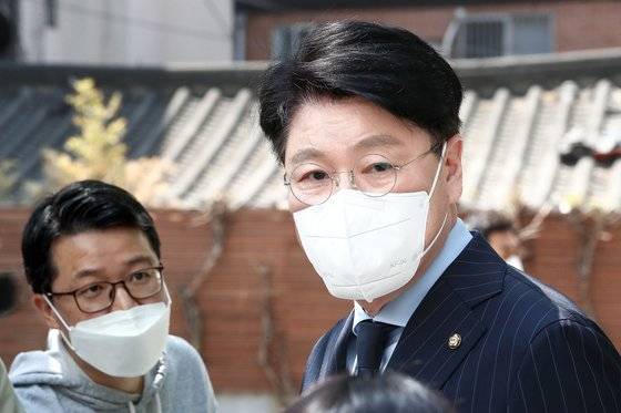 장제원 의원이 대통령 당선인 비서실장던 지난달 17일 서울 종로구 통의동 대통령직인수위원회 앞에서 정호영 보건복지부 장관 후보자와 관련한 취재진의 질문에 답하고 있다. 인수위 사진기자단