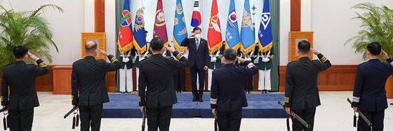 2020년 9월 청와대에서 열린 '4성 장군 진급 및 보직 신고식'에서 문재인 당시 대통령이 거수경례하고 있다. 당시 남영신 군사안보지원사령관이 학군 출신으로 처음 육군총장에 발탁돼 논란이 됐다.[사진 청와대]
