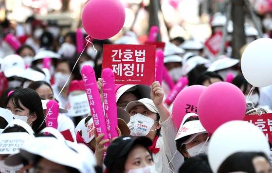 12일 오후 서울 광화문역 네거리에서 열린 '제51회 국제간호사의날 결의대회'에서 전국 간호사와 간호대학생들이 간호법 제정 등을 촉구하고 있다. 뉴스1