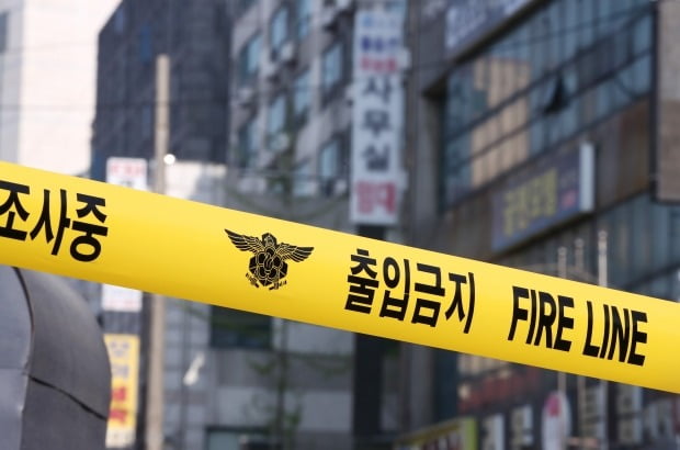 인천시 남동구 간석동 모 고시텔 건물 앞에 출입 금지를 알리는 통제선이 설치돼 있다. /사진=연합뉴스