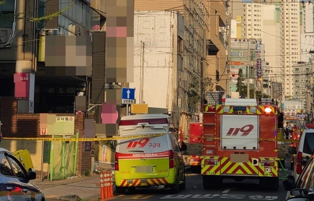 인천시 남동구 한 고시텔 건물에서 퇴거 명령에 반발한 거주자들이 불을 지르겠다는 신고가 접수돼 경찰과 소방당국이 대치하는 모습. /사진=연합뉴스