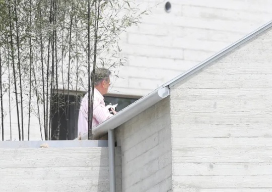 On the morning of May 11, the day after former President Moon Jae-in returned home, the president takes a walk holding one of his cats in his residence in Pyeongsan Village in Habuk-myeon, Yangsan-si, Gyeongsangnam-do. Yonhap News
