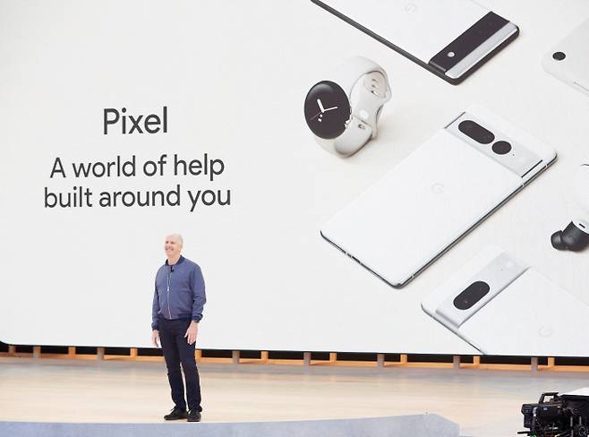 11일(현지시간) 미국 캘리포니아주 마운틴뷰 구글 본사에서 열린 ‘구글 연례 개발자회의( I/O)에서 구글 관계자가 구글의 새로운 하드웨어 제품을 소개하고 있다. 마운틴뷰 | 로이터연합뉴스