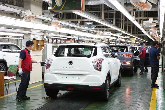SsangYong Motor employees work at its Pyeongtaek plant in Gyeonggi. [YONHAP]
