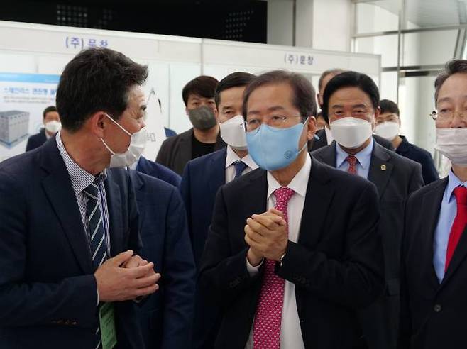 홍준표 국민의힘 대구시장 후보는 12일 달성군 물산업 클러스터를 방문했다. (후보 측 제공) 2022.05.12