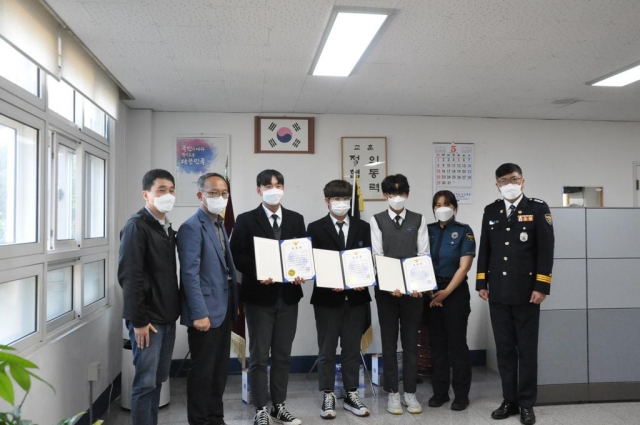 실종 치매 노인 찾은 부산남고 학생들 경찰 표창. 부산교육청 제공