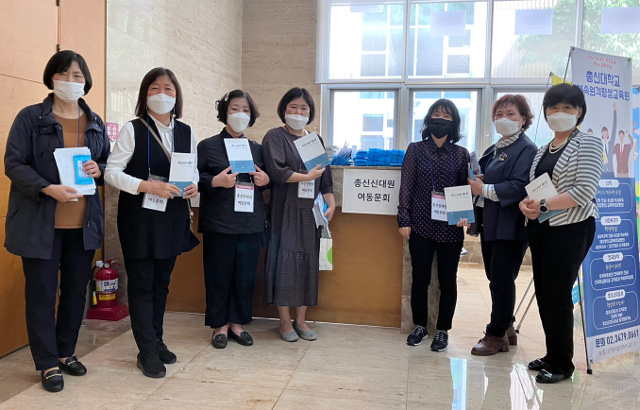 총신신대원여동문회 회원들이 지난 9일 강원도 홍천에서 열린 교단 행사에서 강도권을 요구하는 인쇄물 등을 보여주고 있다.
