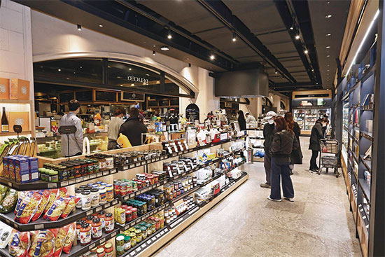 갤러리아백화점은 지난 2월 명품관 식품관인 ‘고메이494’를 리뉴얼하며 유명 식당(Deli)과 그로서리(Grocery·식료품)를 더한 ‘델리서리(Deli+Grocery)’를 새로 선보였다.