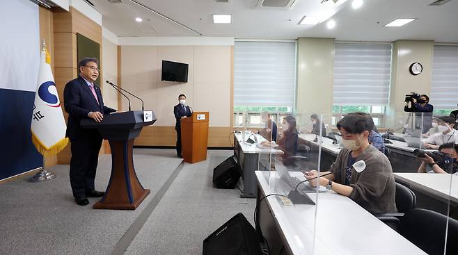 박진 신임 외교부 장관이 12일 오후 서울 종로구 외교부에서 출입기자단과 상견례를 갖고 질의에 답하고 있다. [연합]