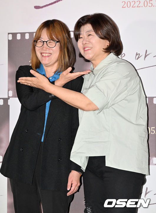 [OSEN=민경훈 기자] 12일 오후 서울 한강로 CGV 용산아이파크몰에서 영화 '오마주' 언론배급 시사회가 열렸다.  시사회를 마치고 배우 이정은과 신수원 감독이 포토타임을 갖고 있다. 2022.05.12 / rumi@osen.co.kr