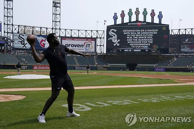 경기 연기를 알리는 전광판 [AP=연합뉴스]