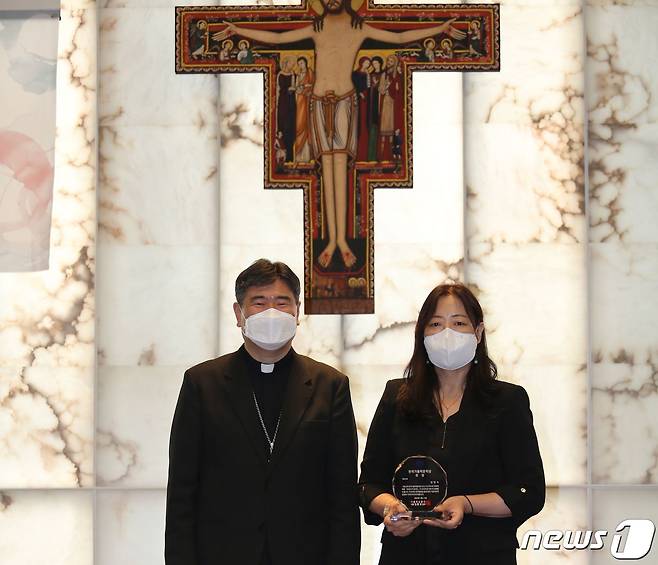 강영숙 소설가(왼쪽)© 뉴스1