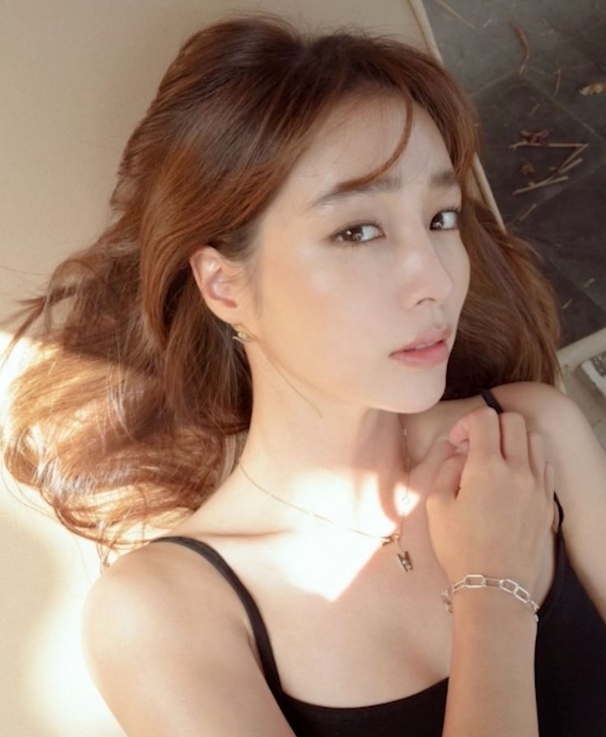 Seoul) = Actor Lee Min-jung laughed at the show of Tikitaka with his fans through SNS.Lee Min-jung posted a picture on his 12th day with an article entitled Why do not I have my picture these days?The photo shows Lee Min-jung staring at the camera with a deadly eye.It boasts transparent skin and beautiful features and has an admiration.My best friend actor, Um Ji-won, praised her beauty with a short Comment called Goddess.Especially, Lee Min-jung, who has been against the years, said, Sister, tell me honestly. Dont you get older? Vampires?I left a playful Comment, and Lee Min-jung laughed, adding a witty Comment, saying, I eat ramen noodles instead of blood. Lee Min-jung replied honestly, This is a while ago, in the Comment, Is your sister alive and frozen? How is it the same as 13 years ago?Another netizens responded, Where is the baby mother?, I want to slide in my sisters nose, and If I save the country, can it be as beautiful as Minjung in the next life?Meanwhile, Lee Min-jung, who was born in 1982 and is 40 years old, married actor Lee Byung-hun in 2013 and has one male.