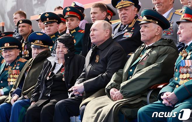 블라디미르 푸틴 러시아 대통령이 9일(현지시간) 모스크바 붉은 광장에서 77주년 전승기념일을 맞아 거행하는 군사 열병식에 참석하고 있다. 2022.05.09/뉴스1 © 로이터=뉴스1 © News1 김민수 기자