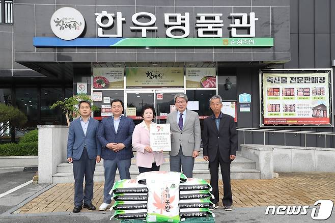 전북 정읍시는 13일 순정축협 한우명품관에서 유진섭 시장(오른쪽 두번째)과 고창인 조합장(가운데)등이 참여한 가운데  ‘친환경 쌀 이용급식소' 현판식을 개최했다.© 뉴스1