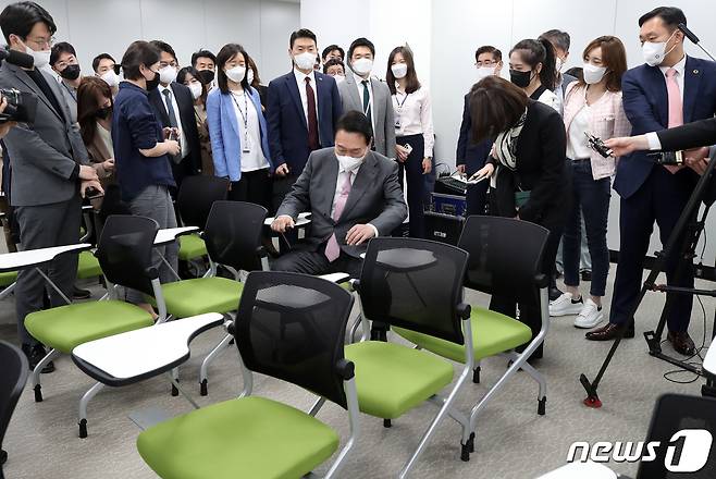 윤석열 대통령이 13일 용산 대통령실 청사 기자회견장을 방문해 기자석에 앉아보고 있다. (대통령실사진기자단) 2022.5.13/뉴스1 © News1 오대일 기자